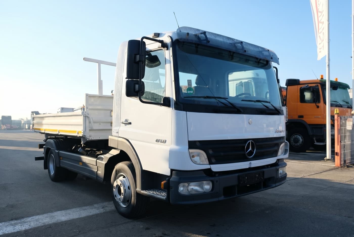 Mercedes-Benz Atego 818, тристранен самосвал