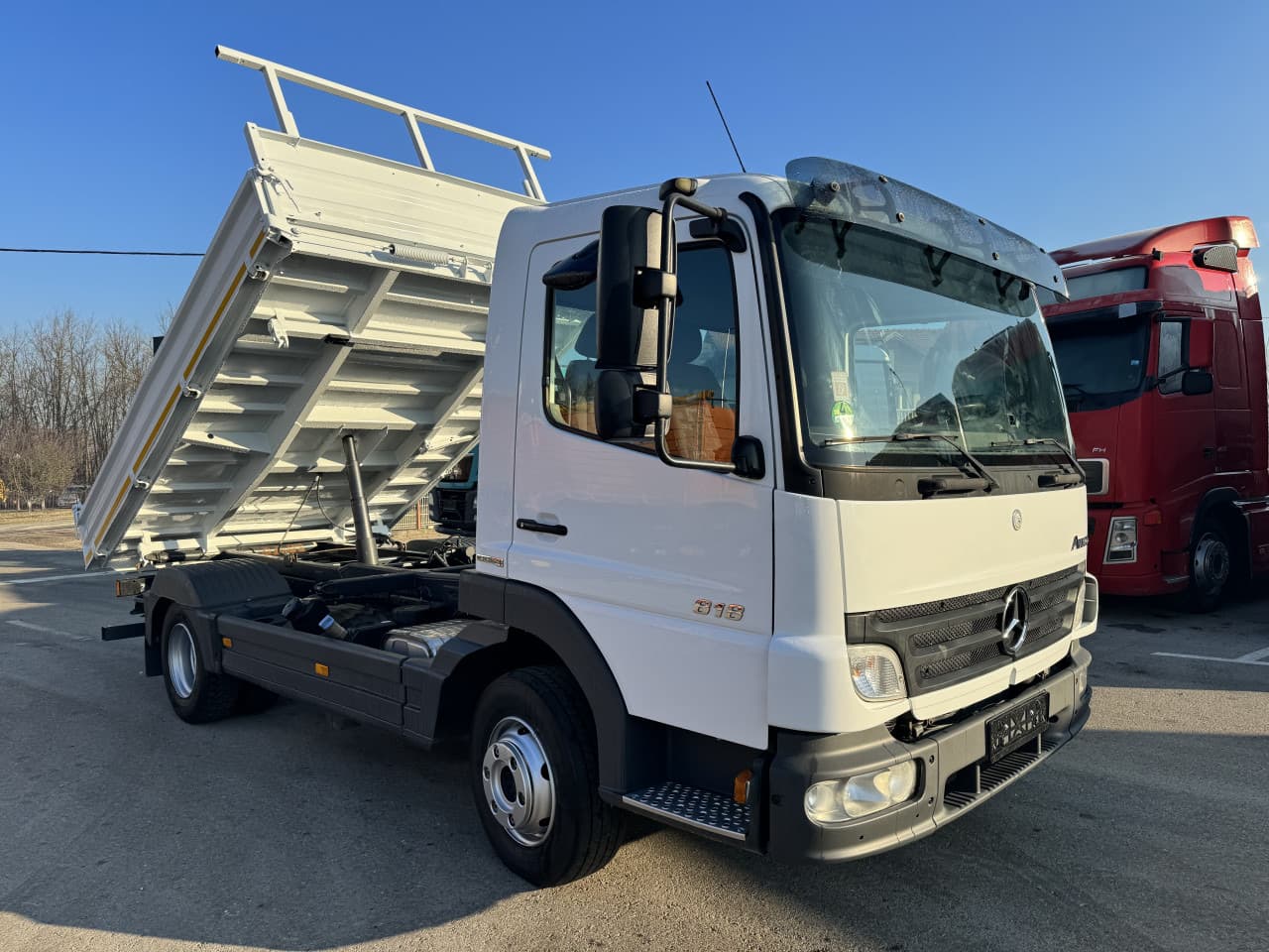 Mercedes Atego 818 със вдигнат кош, тристранно разтоварване
