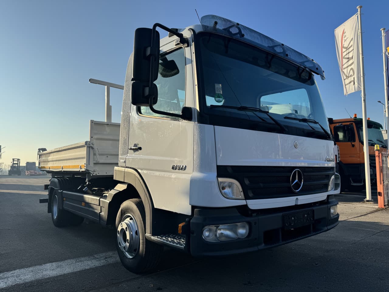 Mercedes-Benz Atego 818 тристранен самосвал